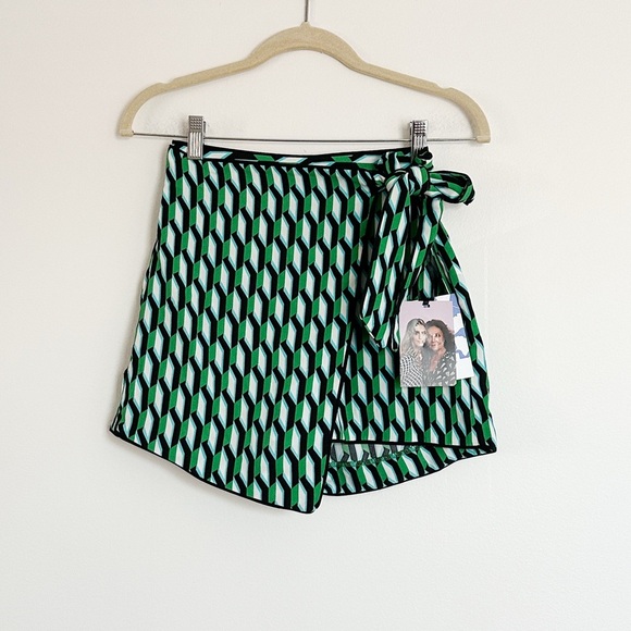 Diane Von Furstenberg x Target Side Wrap Arrow Geo Green Mini Skort Size XXS NWT - Picture 4 of 5